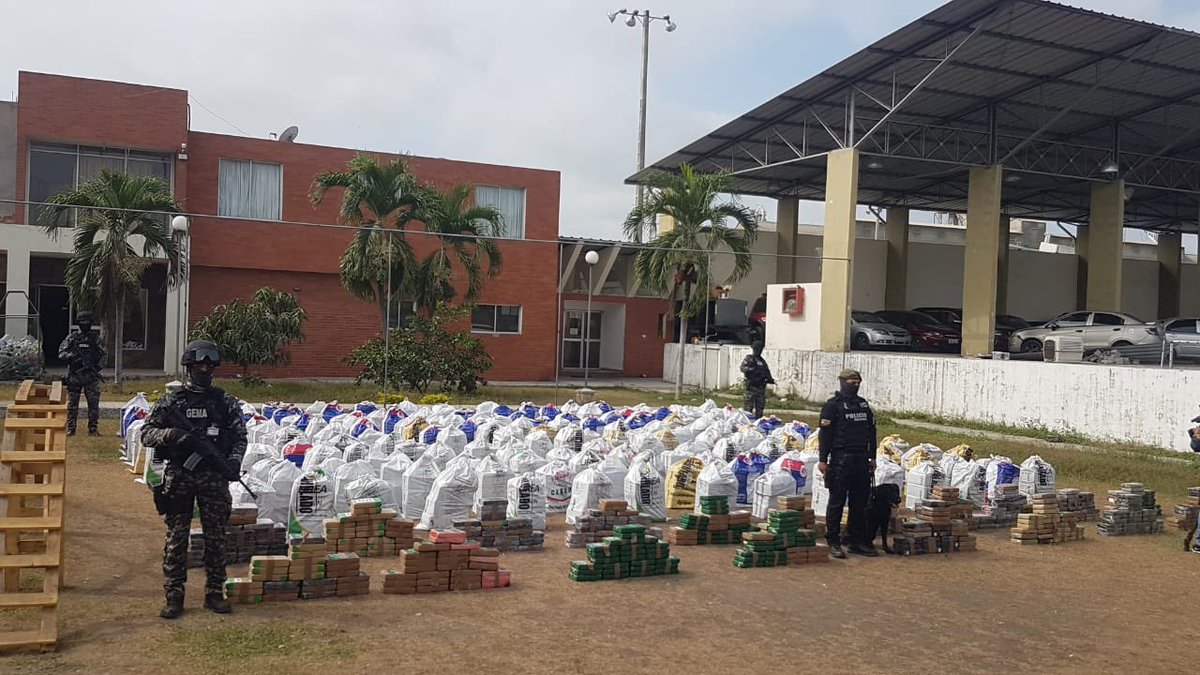 Policía Ecuador (@policiaecuador) on Twitter photo GOLPE AL NARCOTRÁFICO👊👮🏻
📍A través de rueda de prensa #CmdtGralPolicía #GralTannyaVarela junto #GraDFaustoBuenaño, informan:
✔️Resultados de <a href="/PoliciaEcuador/">Policía Ecuador</a> y la ejecución de #MegaOperativos antidrogas en el puerto de #GYE, este fin de semana.
#EcuadorTerritorioDePaz🇪🇨 GOLPE AL NARCOTRÁFICO👊👮🏻
📍A través de rueda de prensa #CmdtGralPolicía #GralTannyaVarela junto #GraDFaustoBuenaño, informan:
✔️Resultados de <a href="/PoliciaEcuador/">Policía Ecuador</a> y la ejecución de #MegaOperativos antidrogas en el puerto de #GYE, este fin de semana.
#EcuadorTerritorioDePaz🇪🇨