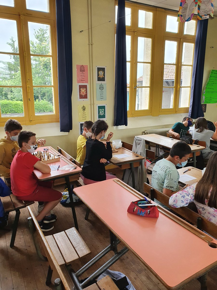 Manot_cm's tweet photo. Quel agréable moment que ce tournoi d'échecs de fin d'année! Nos petits sorciers ont été calmes et motivés pour partager des parties avec mr le maire de Manot, deux conseillers municipaux et notre coach. Bravo à toutes et à tous! #manot #manotpoudlard #echecs @QuotiChess https://t.co/UTEu3PZyHQ