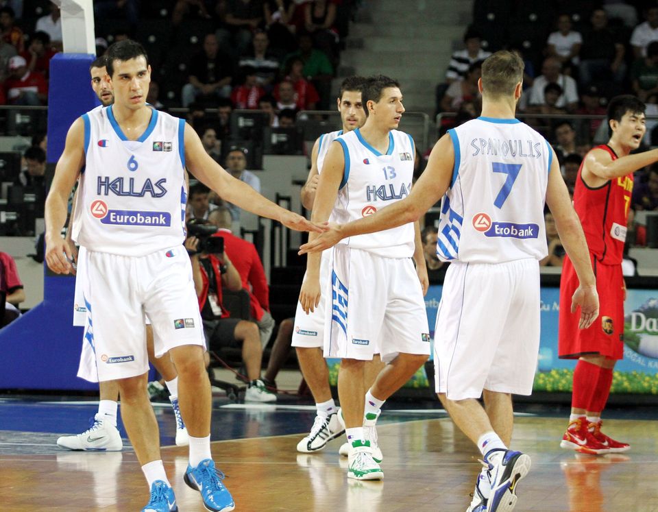 Sportingbet_gr's tweet photo. Ακόμη ένα μέλος της «χρυσής» γενιάς του ελληνικού μπάσκετ, έριξε τίτλους τέλους στην σπουδαία καριέρα του. Ο Νίκος Ζήσης, ακολούθησε τον «Διόσκουρο» του, Βασίλη Σπανούλη και ανακοίνωσε το τέλος του από τα παρκέ. https://t.co/FHK3BcEyDA