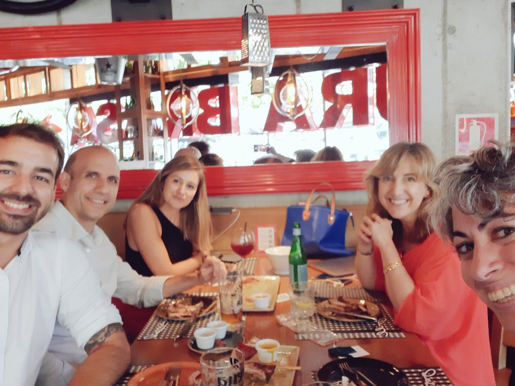 cris_aranda_'s tweet photo. Pedazo de compis de mesa @MWCapital: @EstherBorao y Carlos @cmillan73 @ITAINNOVA, Guillermo @willperman @Ayudame3D, Montse @MGG_2012 @Alastria_ y la menda @MujeresTech #Tech4Good #RSTech #SocialInnovation https://t.co/YNVPqtUEYv