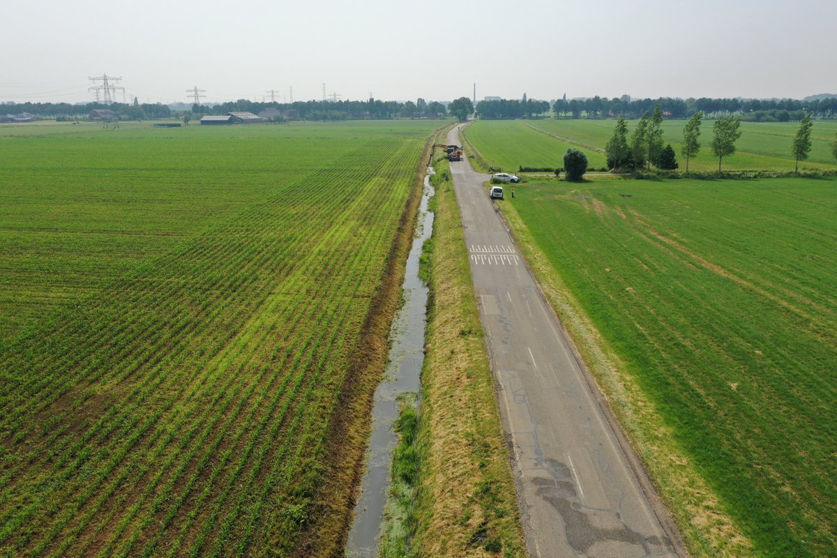 #MaaiMaandag 
Een nieuwe maaimethode is toegepast in #Wageningen. Er wordt in delen aan beide kanten van de watergang gemaaid. Voor voorbijgangers kan het er wat rommelig uitzien, maar het is goed voor de biodiversiteit en het werkt goed voor het vasthouden van water.🐝💦🌿