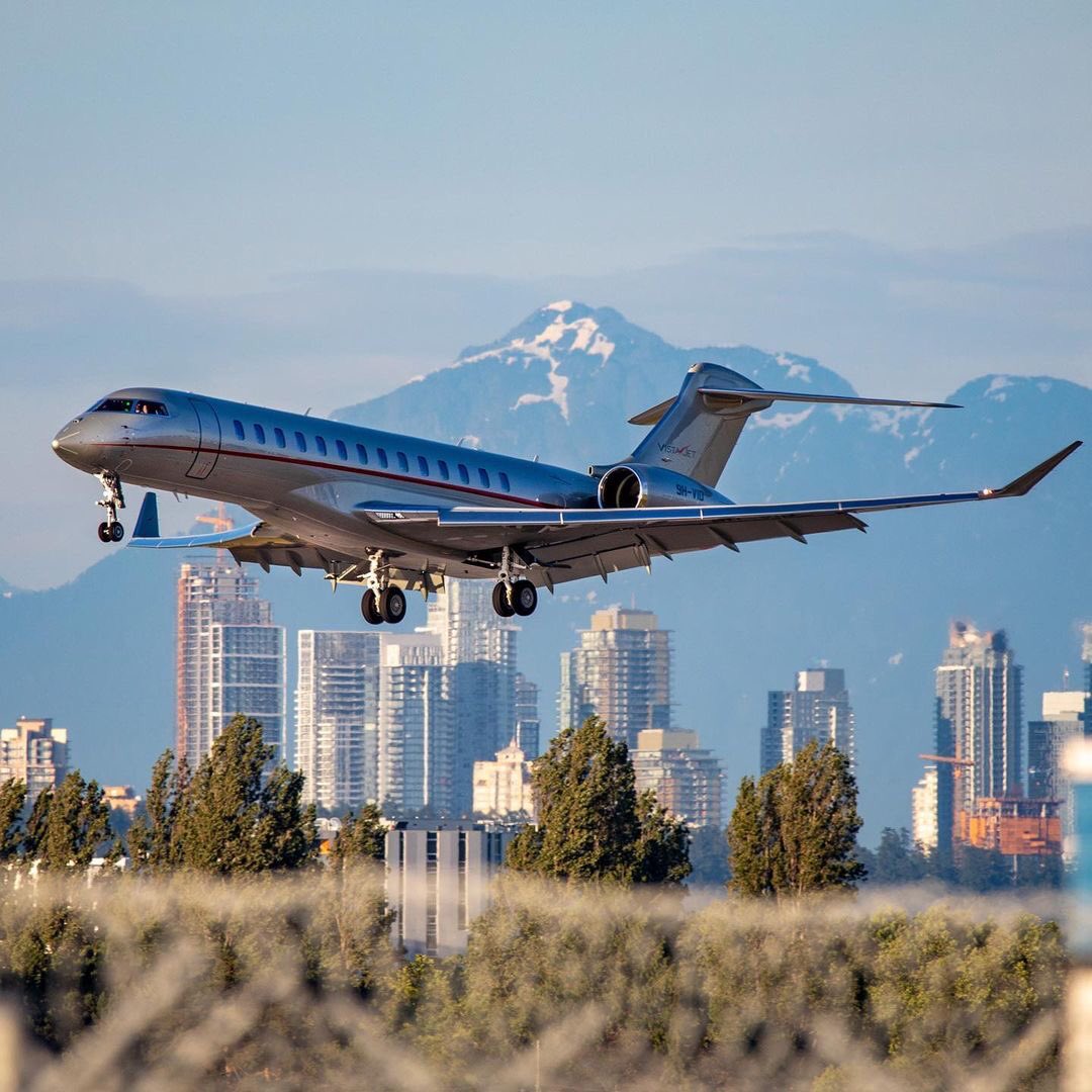 vistajet's tweet photo. The mountains are calling. #VistaJet #SilverWithARedStripe #Canada 

📷 @kent_yvr https://t.co/CeDPBJ0JTz