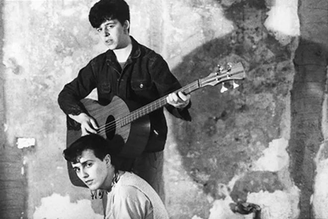 tearsforfears's tweet photo. when you forget your bass strap 😂 https://t.co/erpkrdokvV