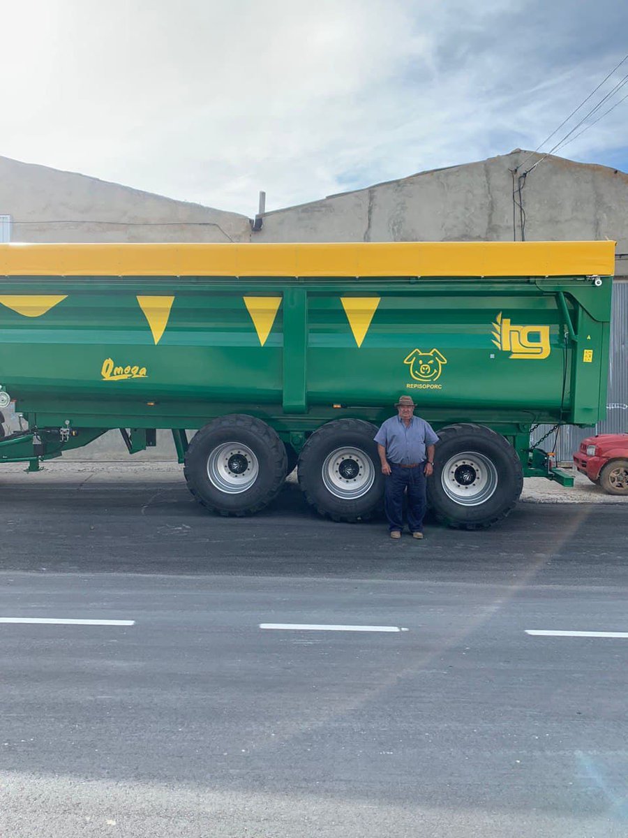 RemolquesHG's tweet photo. El viernes entregamos este #remolque #tridem con ruedas 26.5 a nuestros grandes clientes y amigos José Repiso (padre e hijo), de #Cogeces del #Monte (#Valladolid).
¡6 remolques vendidos ya! ¡¡Muchas #gracias familia!! 👏👏
#RemolquesHermanosGarcía #RepisoPorc #MaquinariaAgrícola https://t.co/vEkl2ODtun