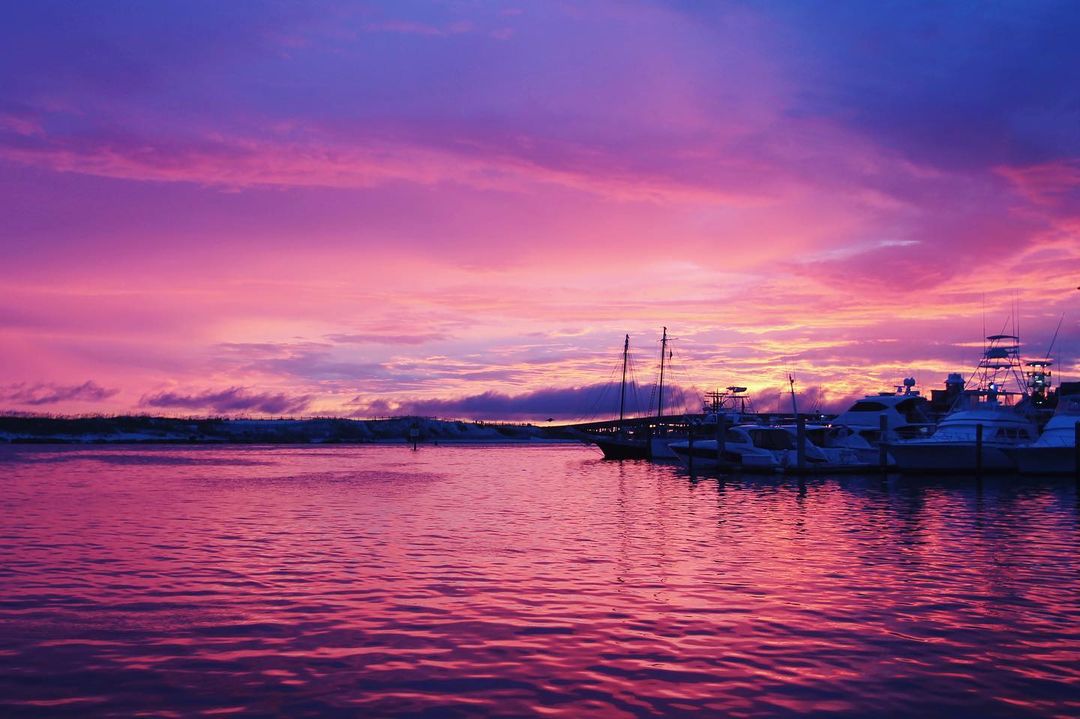 Postcard worthy sunsets. For the 10 people who still send postcards.

(IG/marykayphillipsrealtor)