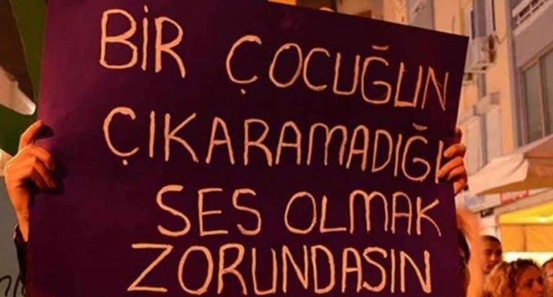 nuryinehaklisin's tweet photo. Bir çocuğun hayal gücü annesinin babasının ona sunduğu dünya kadar uzar kısalır. Bunlar normal resimler değil. Hadi iftira attılar diyelim, bu resimleri nerden çizmeyi öğrendi bu çocuklar dönüp onu araştırın o zaman. Nerden tutsanız elinizde kalır.
#elmalıdavası 
#Elmalıda2çocuk https://t.co/0WjJXza40x