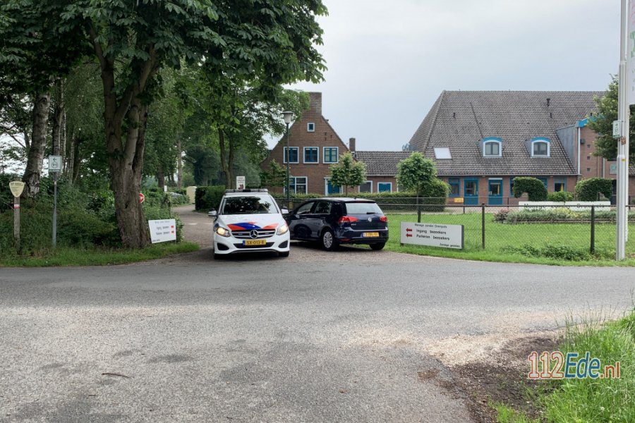 Dode gevonden op terrein van manage in #Bennekom, politie doet onderzoek. 112Ede.