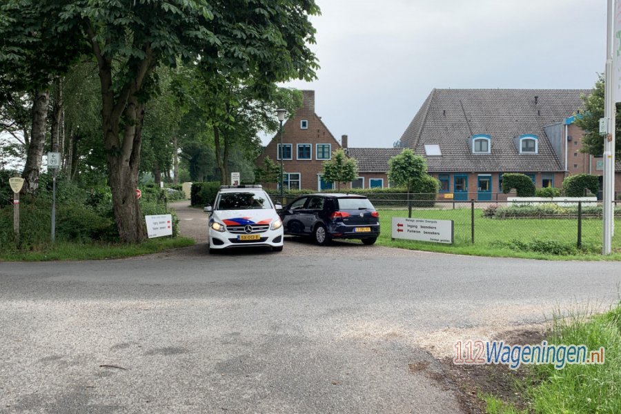 Dode gevonden op terrein van manage in #Bennekom, politie doet onderzoek. 112Wageningen.