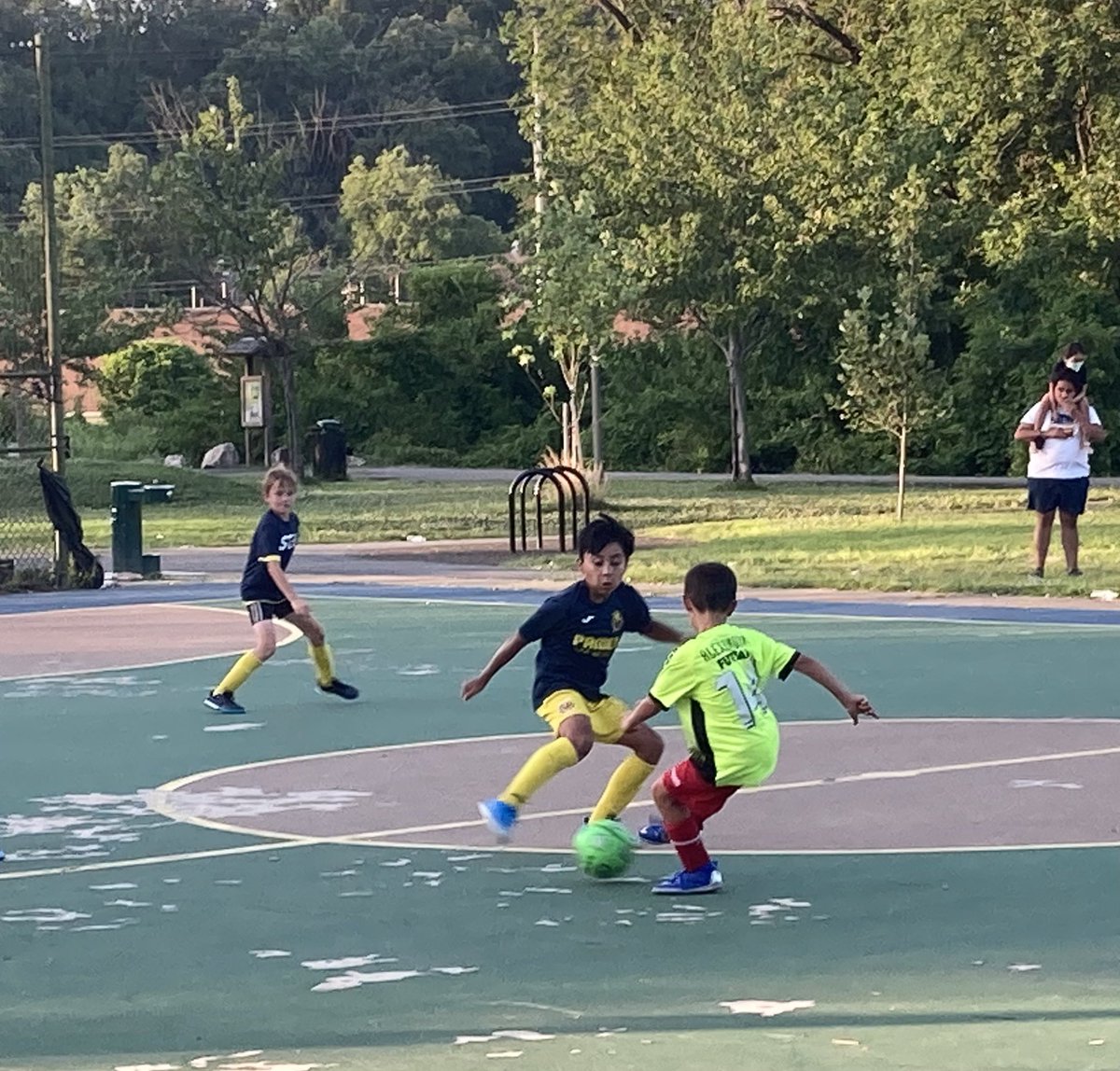 Size5Ball's tweet photo. #FutsalFever :: the #AlexandriaRampage juniors are #Balling in the #SummerFutsalLeague. Nice #Scoop.  #Fun 1st #match last night @ #FourMileRunCourts w/ Coach Edwin Z. @LenzoTimothy @AlexandriaSoc https://t.co/SZ4szhZqUT