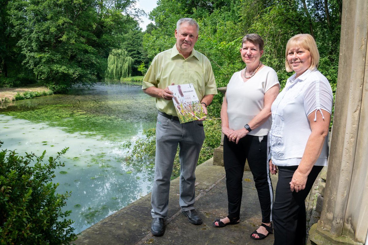 MWU Sachsen-Anhalt (@mwu_lsa) on Twitter photo Ein neues Zuhause für Erdkröte, Grasfrosch🐸 und Teichmolch entsteht. Dank #Artensofortförderung wird der Waschhausteich in #Harbke entschlammt. <a href="/claudiadalbert/">Claudia Dalbert 🇺🇦</a> hat vor Ort den Vertrag über 338.000 Euro mit dem Unterhaltungsverband unterschrieben. #MULEdirekt #sofortistsofort Ein neues Zuhause für Erdkröte, Grasfrosch🐸 und Teichmolch entsteht. Dank #Artensofortförderung wird der Waschhausteich in #Harbke entschlammt. <a href="/claudiadalbert/">Claudia Dalbert 🇺🇦</a> hat vor Ort den Vertrag über 338.000 Euro mit dem Unterhaltungsverband unterschrieben. #MULEdirekt #sofortistsofort