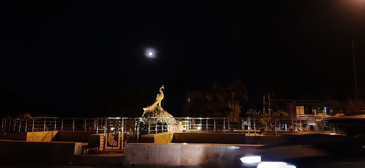 DevendrarTrendz's tweet photo. பூர்வீக விவசாய குடிமக்களை ஆளும் அரசுகள் வஞ்சித்து  கொண்டே இருக்கிறது
பிற சமுதாய மக்களும் எங்களை ஒடுக்கி வைக்கவே விரும்புகின்றனர்
எம் சமுதாய தலைவர்கள் எப்போது கை கொடுப்பார்கள் என ஏங்கிக் கொண்டு

பல அடக்குமுறைகள் எங்கள் மீது செலுத்தபட்டாலும்  பாண்டியர்கள்

#மீண்டுமொரு_கொடியங்குளமா https://t.co/hwXqRr2Nvs