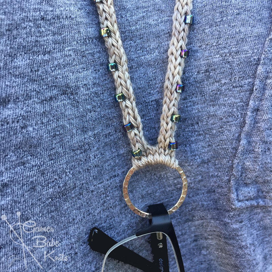 GamerBabeDesign's tweet image. @craftdoodling challenged me to show my top sellers. Thank you, Kavitha 🧡!

A detour from my usual shawls and cowls, I designed Kelby to hold my glasses when I was working at @ayarnlessraveled. It can hold progress keepers and also makes a fabulous necklace. @knitbyjules would