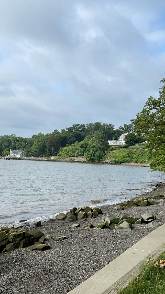 First week in NY included baking chocolate macarons, beautiful plants in my parents’ gardens and a walk along the Hudson River. 

This week is supposed to be miserably hot, so wish me luck! Hopefully not too hot that the power goes out 🤞🤞

#chocolatemacarons #hudsonriver