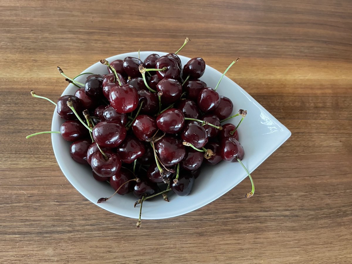 LouiseMangos's tweet photo. Tis the season 😋🍒
#Zuger #Chriesi https://t.co/jMxfz8ROeD