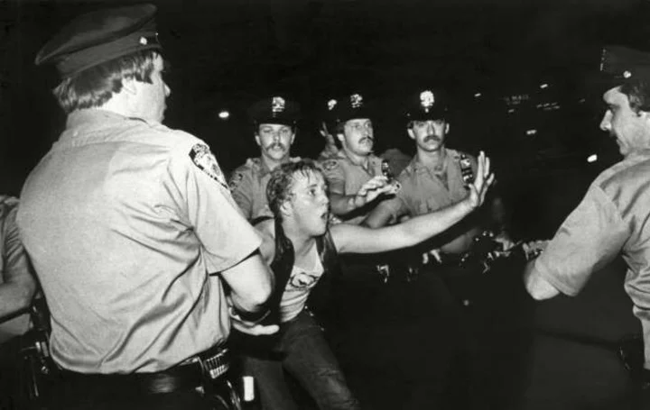 Día del Orgullo🏳️‍🌈

El 28/6/1969 en EEUU la policía decidió llevar adelante un operativo contra la comunidad LGBTIQ+ en el boliche Stonewall Inn en NY. La comunidad, harta de estos violentos sucesos cotidianos contra sus cuerpos y sus formas de amar, se enfrentó al cuerpo policial