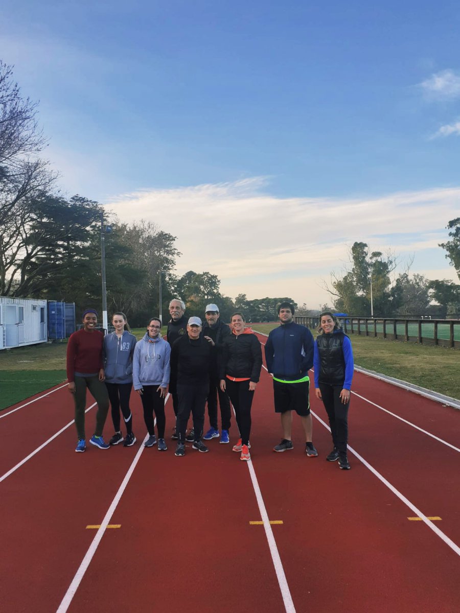 Las profes Laura y Alejandra con uno de sus grupos de la mañana. 🤜🤛

Ayelen, Ma Paz, Viviana, Eduardo, Jiménez, José, Ale, Gonzalo, Laura .💪

🌳🍃