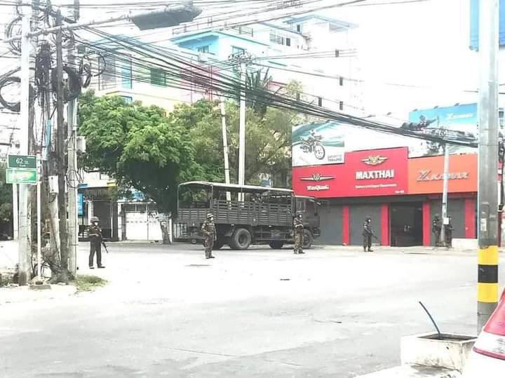 hpayoethiha's tweet photo. Several Terrorists Troops invaded and took positions on the rooftop of the building after blocking the street in AungPinLe, ChanMyaTharsi Tsp, Mandalay since this evening.  #June28Coup  #WhatsHappeningInMyanmar https://t.co/uKD64717QR https://t.co/tRaW0YIbEP