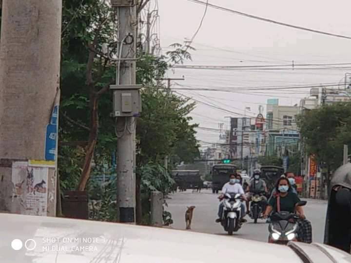 Several Terrorists Troops invaded and took positions on the rooftop of the building after blocking the street in AungPinLe, ChanMyaTharsi Tsp, Mandalay since this evening.  #June28Coup  #WhatsHappeningInMyanmar