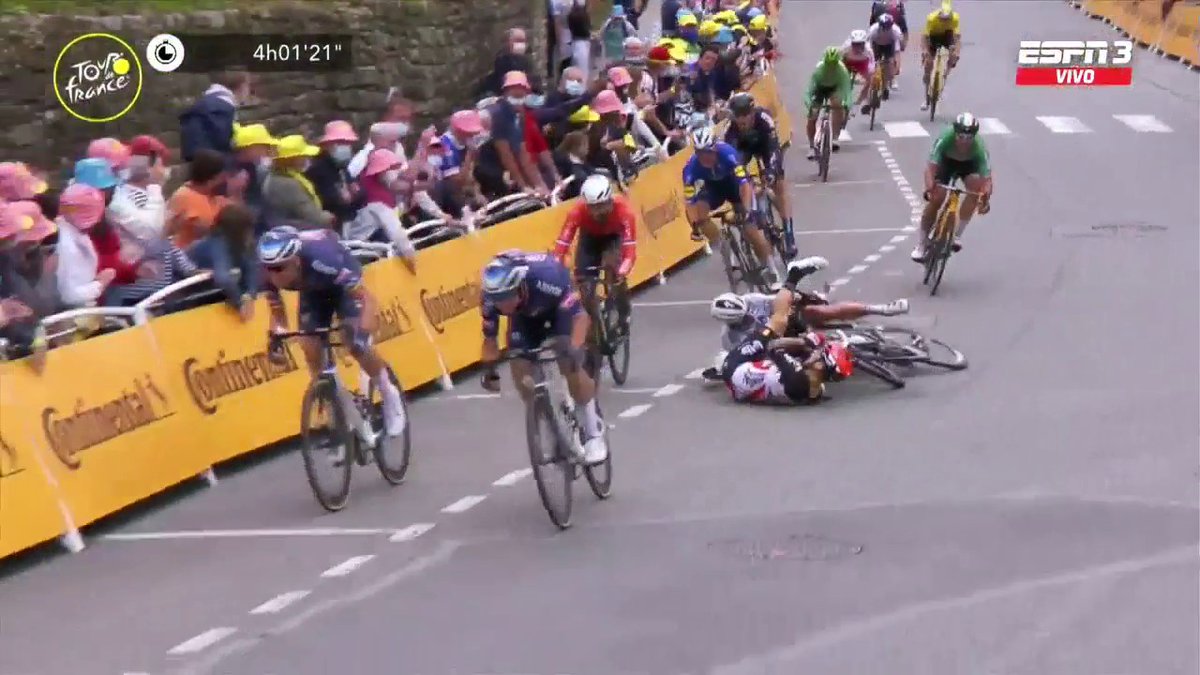 ESPNCiclismo's tweet photo. #ESPNCiclismo #TDFxESPN ¡Qué final de etapa! ¡Más de 3 caídas en los últimos 20 kilómetros! Una caída grave entre #Sagan y #Ewan en el sprint y finalmente triunfo para Tim #Merlier. ¡Qué inicio complicado del #Tour! 😡🤬😡🤬 https://t.co/JKNLJKNkE1