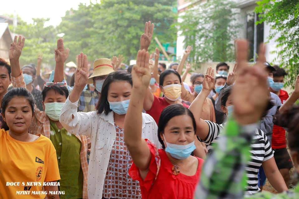 kiyatowmpb's tweet photo. Brave residents of Monywa marched through the streets to show their solidarity against military regime. #June28Coup  #RecognizeNUG  #WhatsHappeningInMyanmar https://t.co/ZHvBK7M8Tc