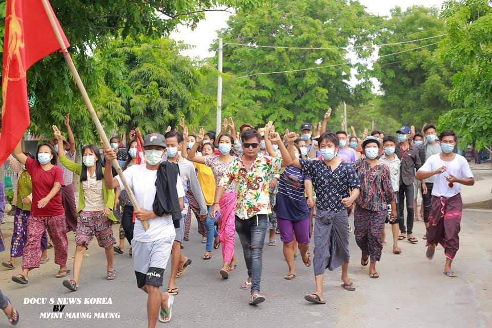 kiyatowmpb's tweet photo. Brave residents of Monywa marched through the streets to show their solidarity against military regime. #June28Coup  #RecognizeNUG  #WhatsHappeningInMyanmar https://t.co/ZHvBK7M8Tc