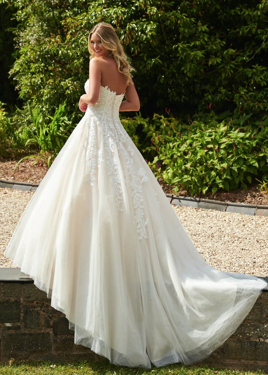 JOANNE | This is a true classic, glamorous, timeless and oh so flattering. Perfect for any season! bit.ly/2LdD0z4

#romantica #bridal #lacedress #ballgown