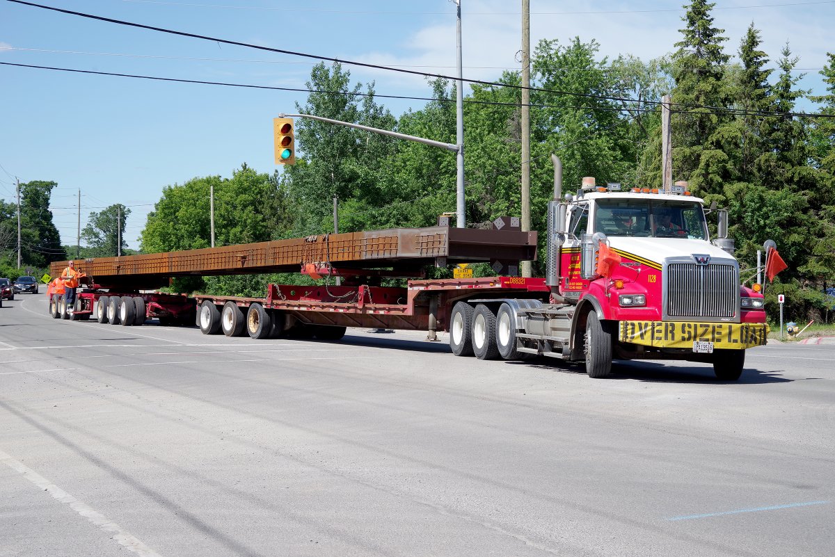cityofkingston's tweet photo. Last week was another important step for the bridge - the final two pieces of main span steel girders were installed over the navigation channel for the #ThirdCrossing. Above them 2 lookouts will be built allowing residents to view and take in the scenery of the #CataraquiRiver. https://t.co/pyDNfnVKpI