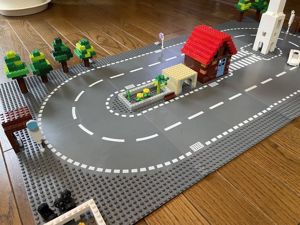 legobuilder_jr's tweet image. 親の作品。バス停とか教会とか一戸建てとか車庫とか #LEGO  #レゴ