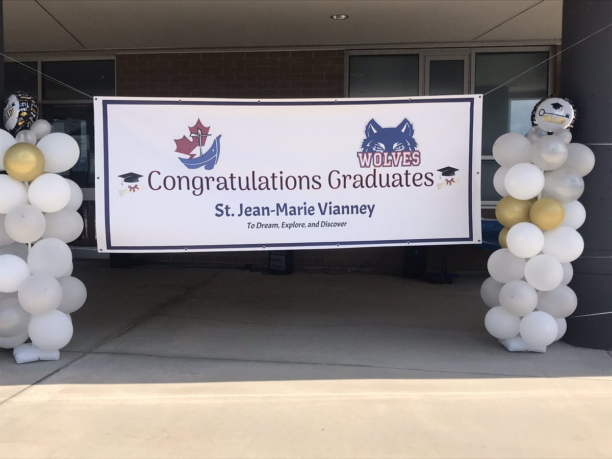 VianneyDPCDSB's tweet image. We are ready to welcome our graduates this afternoon! Congratulations to our Class of 2021. You made it!!🎓#GradDay #wolvesforever