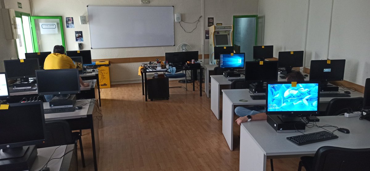 Brais y David luchando contra las actualizaciones de Windows. 

No, todavía no nos hemos ido 💪