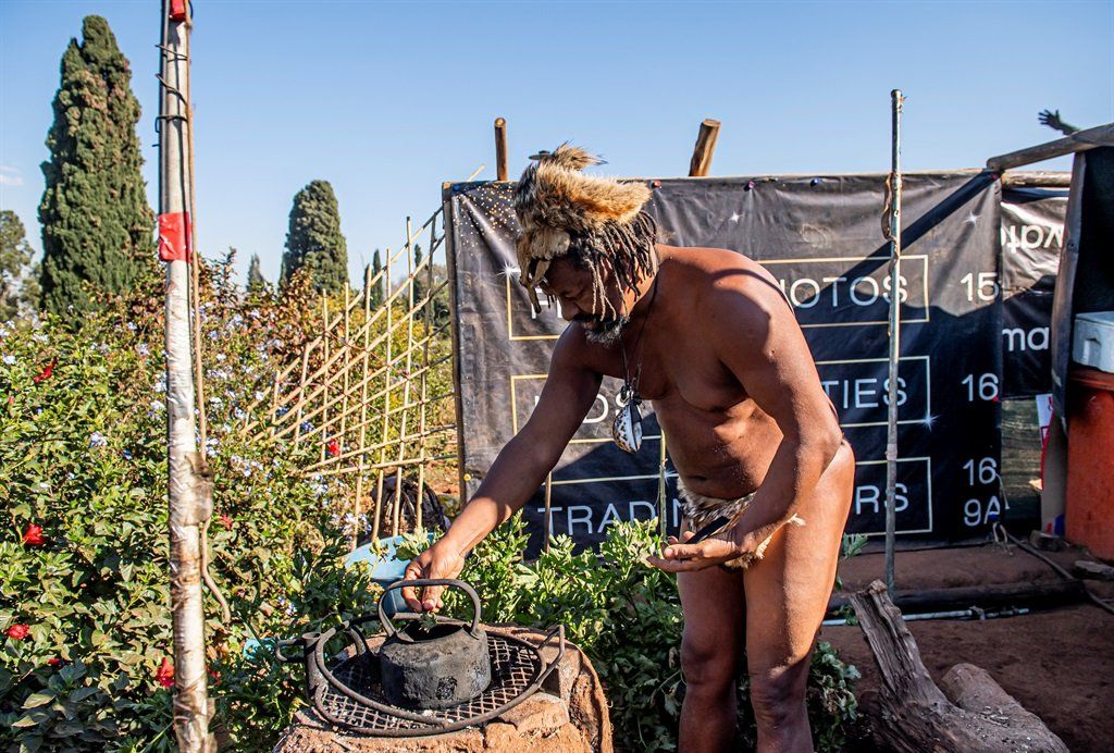 MedicalDaggaSA's tweet photo. Khoisan settlers refuse to move from the Union Building | Citypress https://t.co/DvbPcG8uM9 https://t.co/VJm0e0bje2