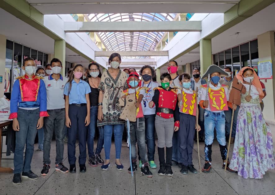 La Jefa de Zona <a href="/anacri13/">ana rodriguez</a> junto a nuestros estudiantes en el momento cívico alusivo, a la gesta emancipadora que sello la Independencia de nuestro país. 
@MPPEDUCACION 
<a href="/eduardopiate2/">eduardo piñate</a> 
<a href="/NicolasMaduro/">Nicolás Maduro</a> 
<a href="/JLEONYARA/">JULIO LEÓN</a>