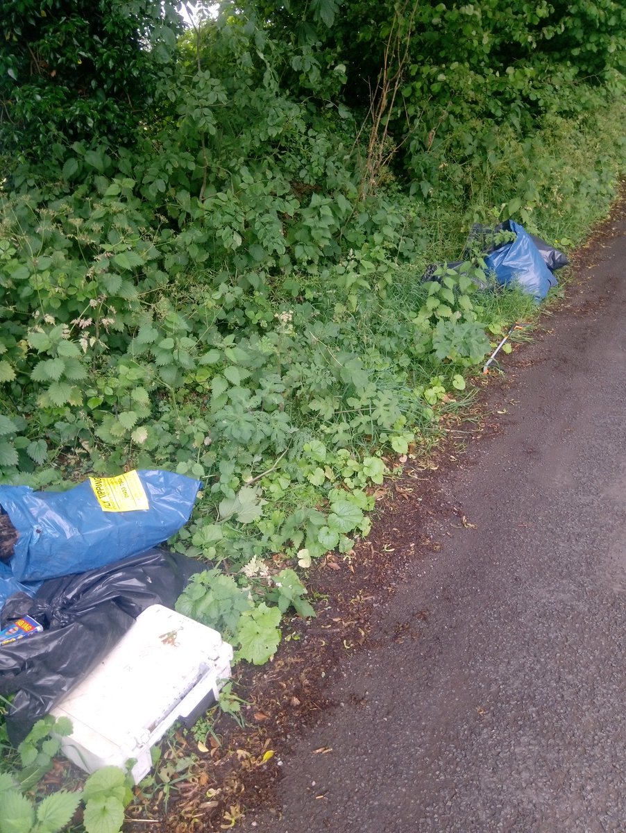 sdc_wardens's tweet photo. Just on my way back to the mill and discovered yet another pile in #lypiatt
@GlosCC recycling centres are open for pre-booked visits
#PykeQuarry is open for pre-booked visits
We clear around 900 fly tips a year & will prosecute where there’s enough evidence - Craig https://t.co/rRJNIuvo10