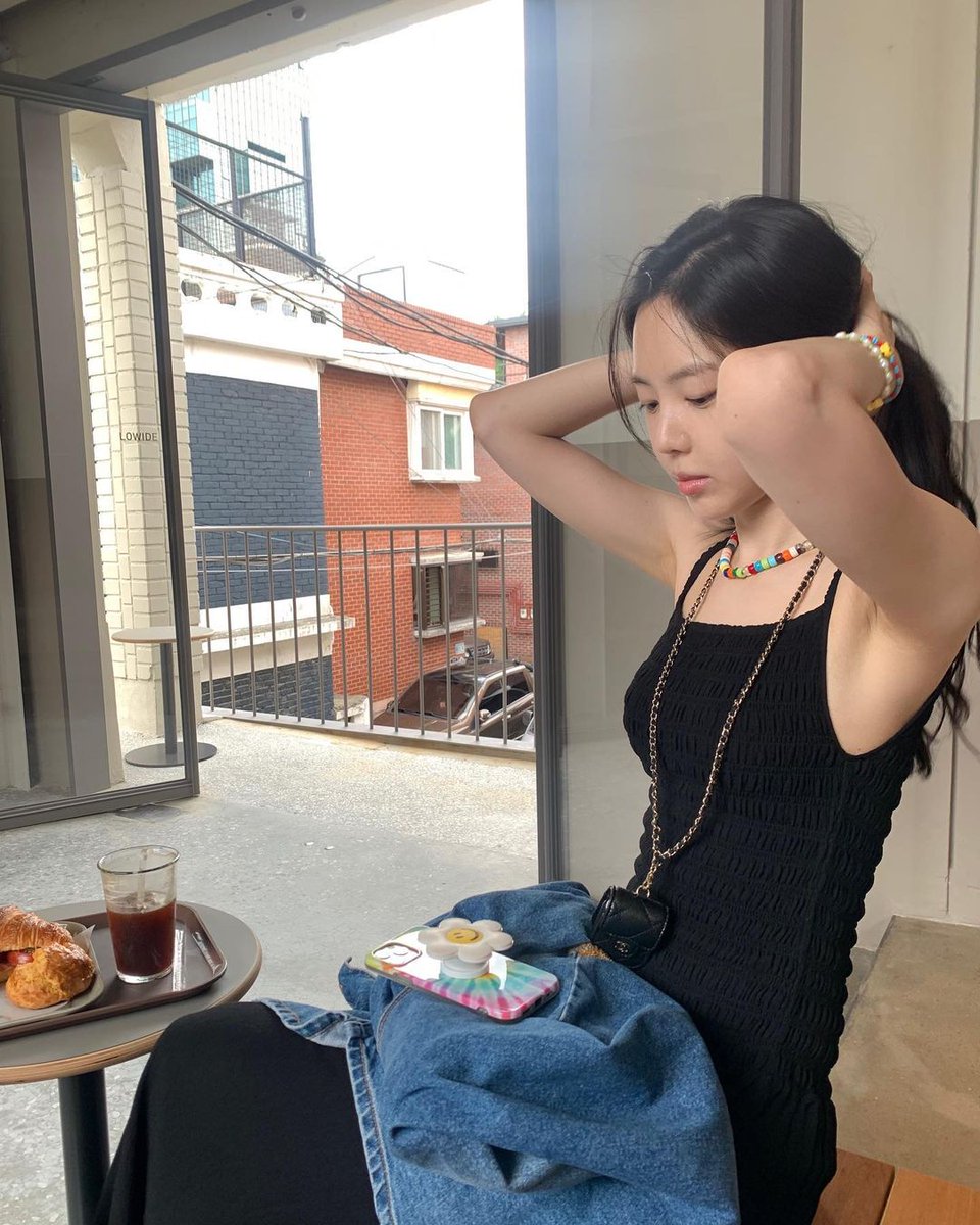 claireeeuna's tweet photo. She's really pretty today 🖤

[Naeun Instagram Updated 📸]
https://t.co/IvXWMI1D4Y

#Naeun #Apink #fashion #fashionandstyle https://t.co/tVsajuO0nh
