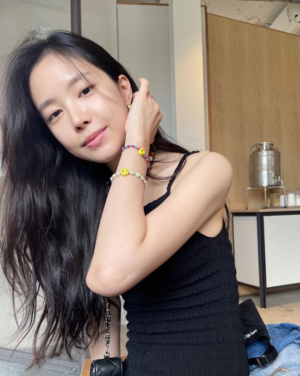 claireeeuna's tweet photo. She's really pretty today 🖤

[Naeun Instagram Updated 📸]
https://t.co/IvXWMI1D4Y

#Naeun #Apink #fashion #fashionandstyle https://t.co/tVsajuO0nh