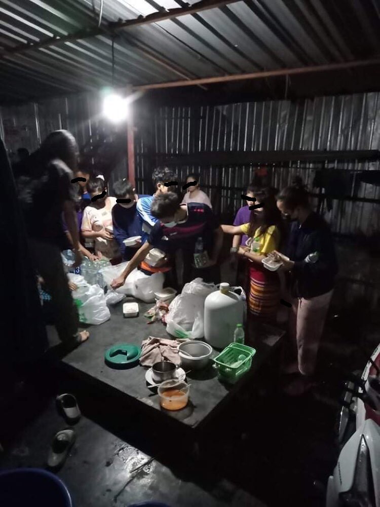 IIIPeanutbutter's tweet image. วันนี้มีพี่ที่รู้จัก ไปเห็นโพสต์ขอความช่วยเหลือของหัวหน้าคนงานแคมป์ก่อสร้าง ย่านพระราม9 ที่ไม่มีใครตอบ เลยติดต่อไป ได้ความว่า ในแคมป์มีคนงาน50คน ถูกทหารคุมไม่ให้ออก แต่ไม่มีอาหารไม่มีข้าวให้ และไม่ได้รับการเยียวยาใดๆ ตอนนี้เดือดร้อนและหิวมาก มีเด็กและผู้หญิงด้วย ต่อ (1)