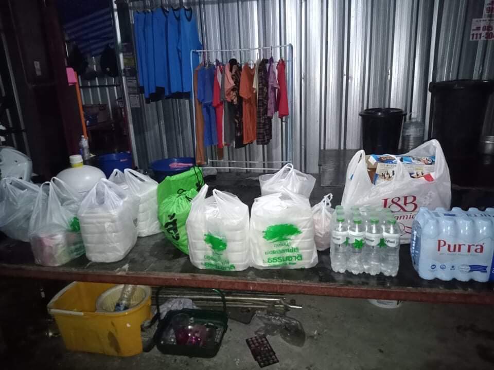 IIIPeanutbutter's tweet image. วันนี้มีพี่ที่รู้จัก ไปเห็นโพสต์ขอความช่วยเหลือของหัวหน้าคนงานแคมป์ก่อสร้าง ย่านพระราม9 ที่ไม่มีใครตอบ เลยติดต่อไป ได้ความว่า ในแคมป์มีคนงาน50คน ถูกทหารคุมไม่ให้ออก แต่ไม่มีอาหารไม่มีข้าวให้ และไม่ได้รับการเยียวยาใดๆ ตอนนี้เดือดร้อนและหิวมาก มีเด็กและผู้หญิงด้วย ต่อ (1)