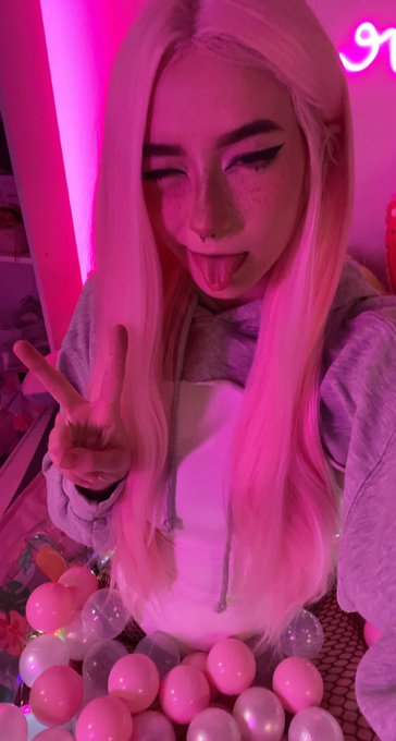 Doing photoshoot with @PinkyOrange4 https://t.co/VvEuCBPf4C