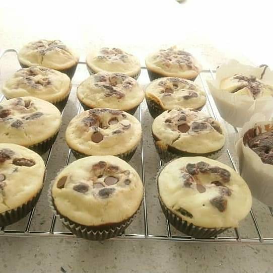 Today I try to make simple &amp; delicious black buttom cupcakes. Since I really love cheesecake, then I should try to make this with fudgy chocolate base &amp; rich cheesecake center loaded with mini chocolate chips.