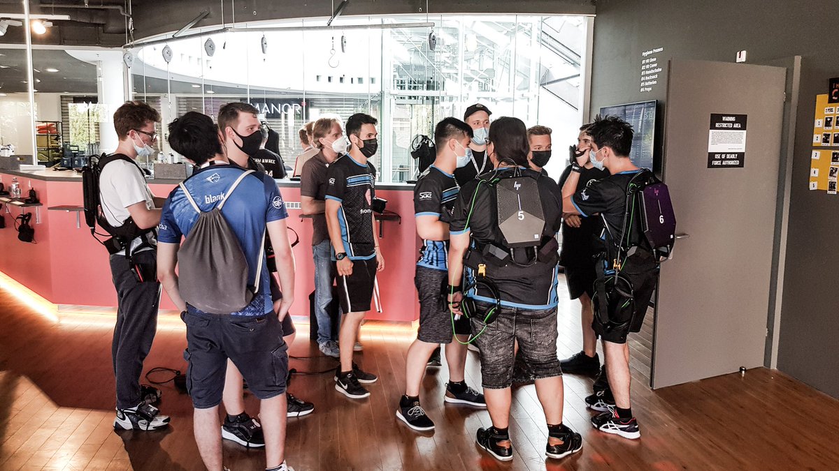 FusionArena's tweet photo. Ein Match besser als der andere! Wahnsinn!🔥 HRE zieht ins grosse Finale und verlässt damit das Loser Bracket. Dort treffen sie auf Renniw!
Im LB Finale treffen Babos United nun auf Babos Gaming!🔥 @Showdown_VR
#virtualreality #showdownmasters #esports https://t.co/2A8sPB56Ln