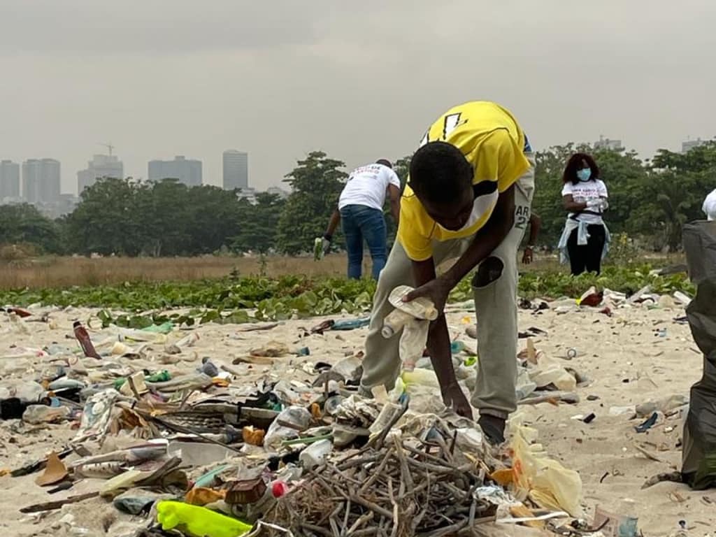 EcoAngola's tweet photo. Recolhemos cerca de 500 sacos de resíduos plásticos, provavelmente utilizados uma única vez.

Ainda ficou muito por fazer... E por isso não paramos por aqui!

Em breve publicaremos o artigo de resumo.

Estamos cada vez mais unidos e mais fortes! 💚

#EUBeachCleanUp https://t.co/immG2WoUbi