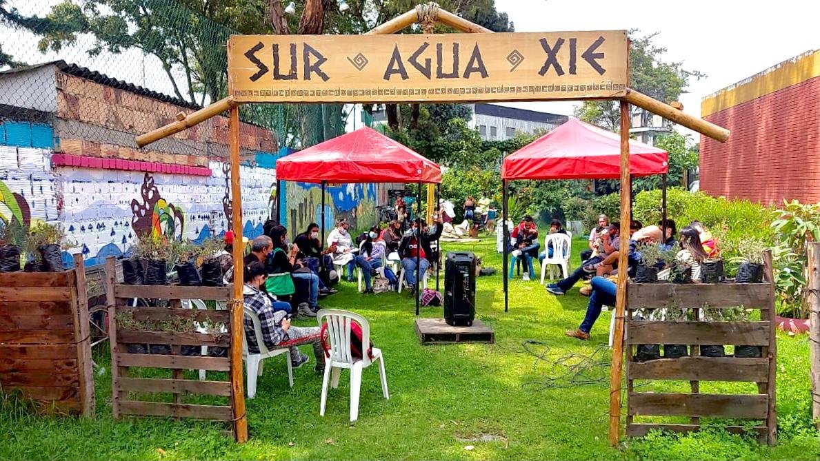 Alcaldiakennedy's tweet photo. Reunidos por una misma causa, #ReverdecerKennedy 💚 

En La Adelita, agricultores de la localidad realizaron mesa de trabajo con diferentes entidades, para impulsar los proyectos locales de agricultura urbana. https://t.co/nAe7Y3as5X