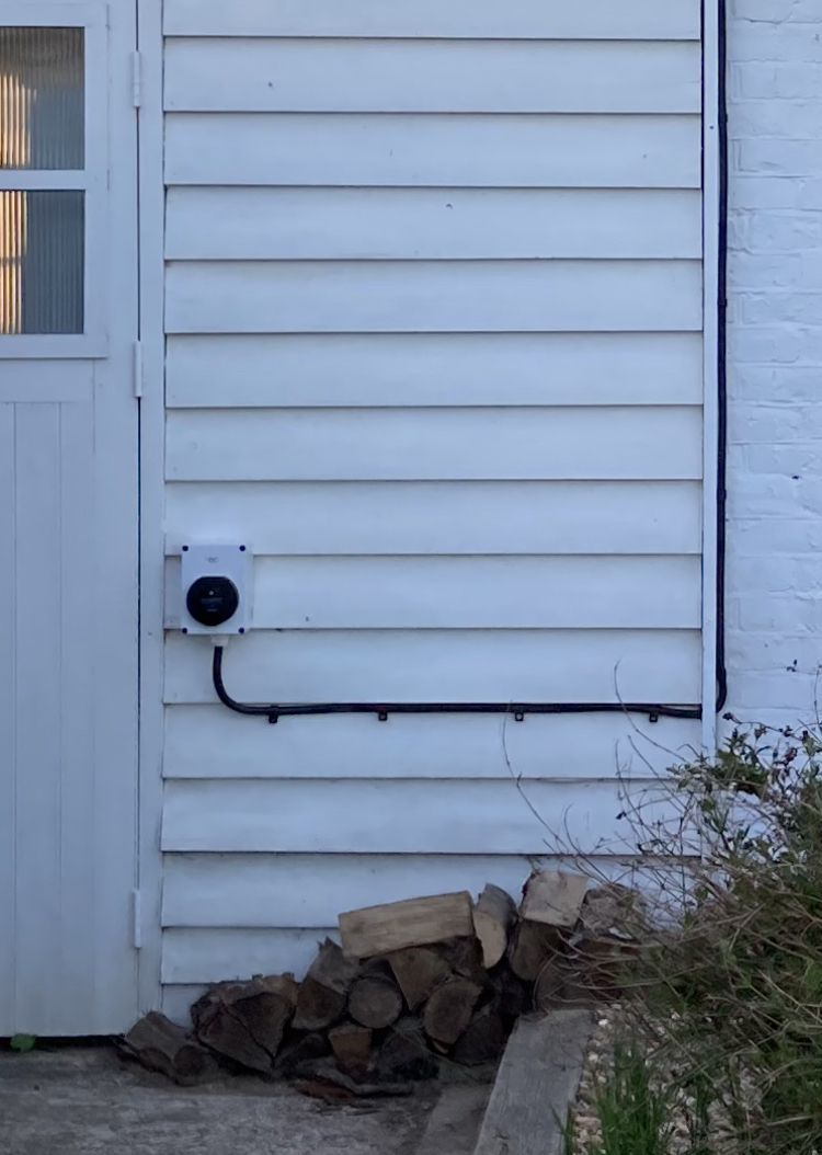 Nice looking white  #EOCharging Mini Pro 2 installed at The White House in Camber Sands. Beachy look :)
#parklive