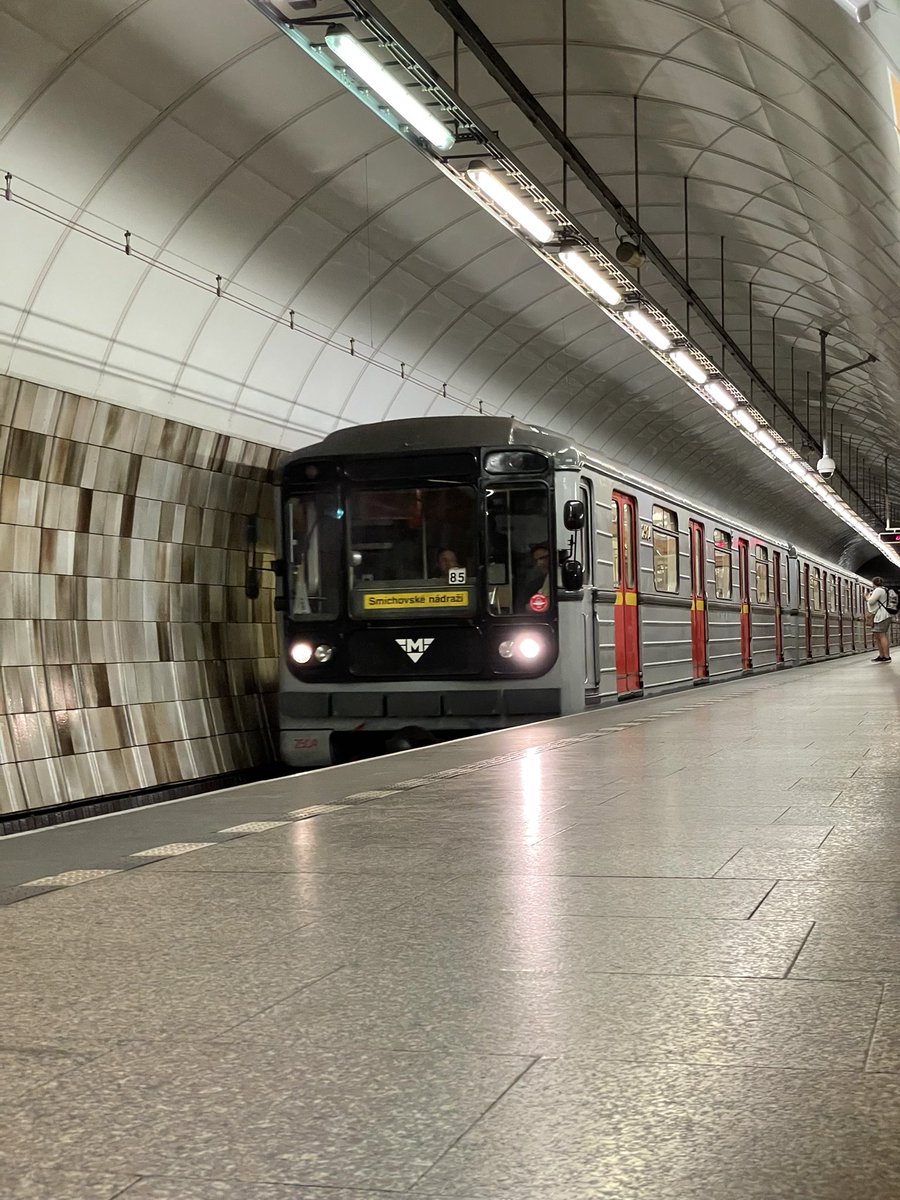 itsmartak's tweet photo. Často se snažím svojí šoto stránku nedávat najevo, ale někdy to prostě nejde. Kor když vyjede tahle kráska… 😍🚇
#Praha #Prague #Florenc #metroB #Smíchovskénádraží @PIDoficialni @DPPOficialni https://t.co/eD7dLlFls6