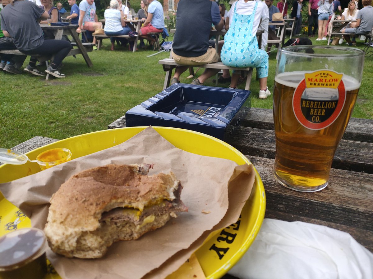 undercoverpole's tweet photo. Just in the Gardeners (alright it's the wonderful Bell in Aldworth) having a good drop of @Rebellion and a Salt Beef Roll looking at @JackWright_BSB @WeLoveBettingUK and @TomLove_18 tips for later. 

This is the life. 

#gooddrop #thegardeners https://t.co/qnsqqonhxW