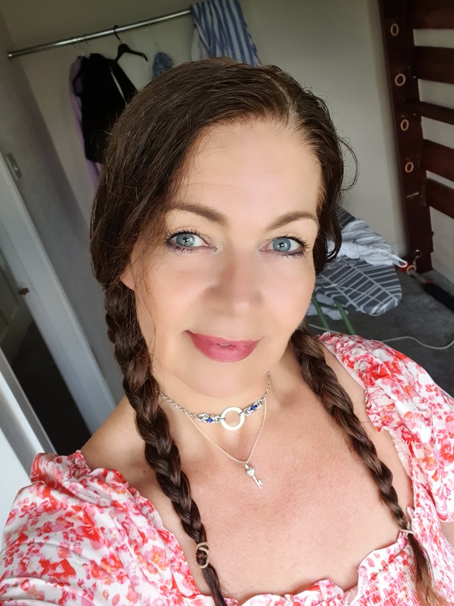 PaganDawn1's tweet photo. Out and about with Sir 
#submissivewomen 
#dominantsubmissive 
#SaturdayMotivation https://t.co/FZQe068lZp