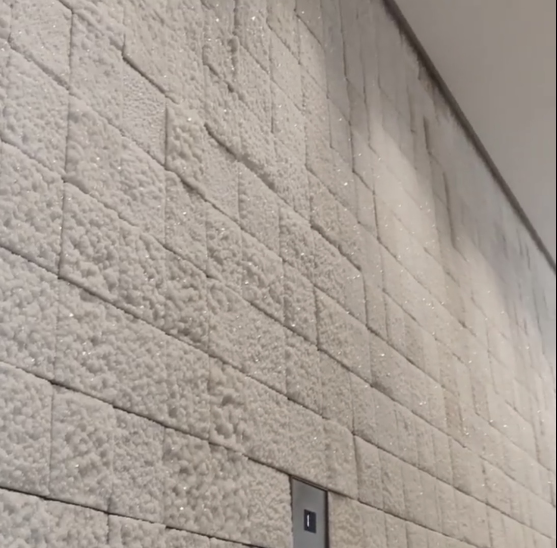 l’histoire d’un pari fou avec @karlijnsibbel. Réaliser un mur de sel dans la tour #luma. Rendu possible grâce à l’engagement de tous nos collaborateurs de Salin de Giraud. A admirer chez #lumafondation #arles. Venez découvrir la où tout a commencé sur le salin de Giraud.