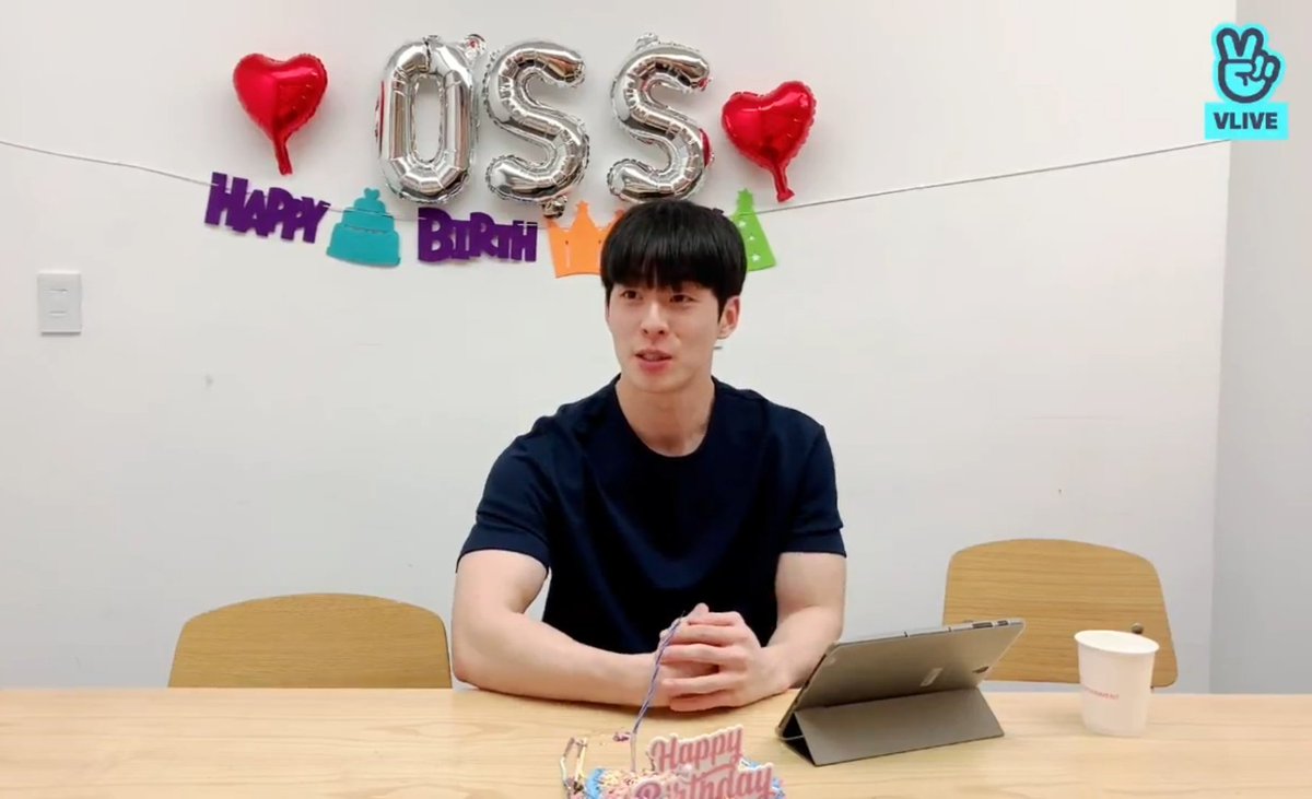 _perilune's tweet photo. 끝~!
said he has something to do tomorrow so he's going now.

"thank you for taking the time to watch and thank you for all the birthday wishes. i cant see my family today but at least i get to celebrate with you"

#SEUNGSEOK #오승석 https://t.co/IGnb6VDbrD
