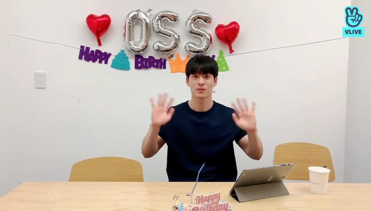 _perilune's tweet photo. 끝~!
said he has something to do tomorrow so he's going now.

"thank you for taking the time to watch and thank you for all the birthday wishes. i cant see my family today but at least i get to celebrate with you"

#SEUNGSEOK #오승석 https://t.co/IGnb6VDbrD