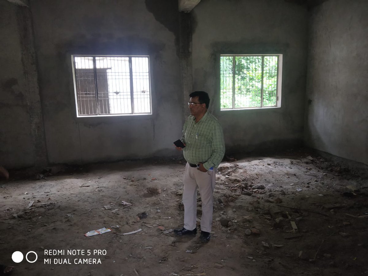 विकास खण्ड पथरदेवा महुवा खुर्द व शाहपुर पुरैनी  में पंचायत भवन व सामुदायिक शौचालय का निरीक्षण करते हुए जिला पंचायत राज अधिकारी एवं सहायक विकास अधिकारी(प०) सचिव व प्रधान।।